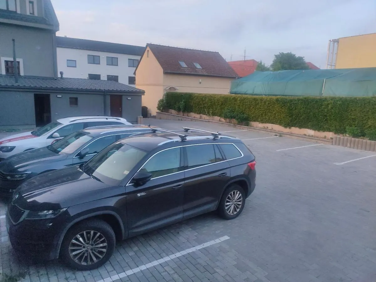 Hotel Sun-House Pension&Restaurant -Parkingfree- Praga
