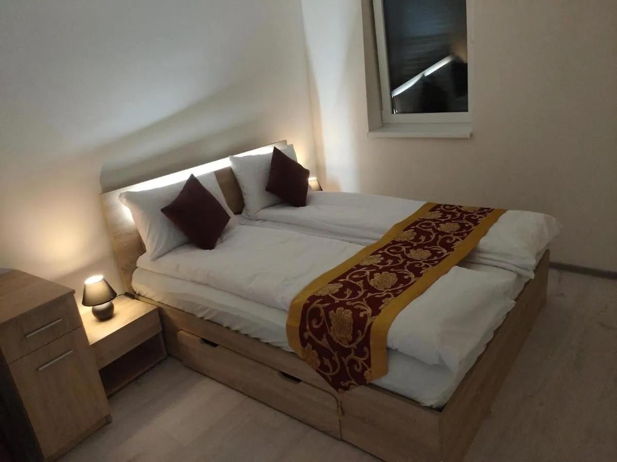 Sun-House Pension&Restaurant -Parkingfree- Prag 3*,  Çek Cumhuriyeti