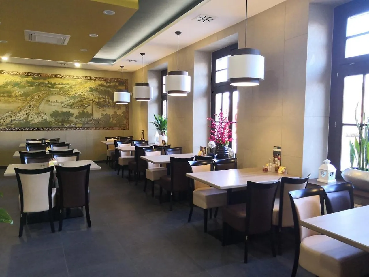 Sun-House Pension&Restaurant -Parkingfree- Praga Hotel