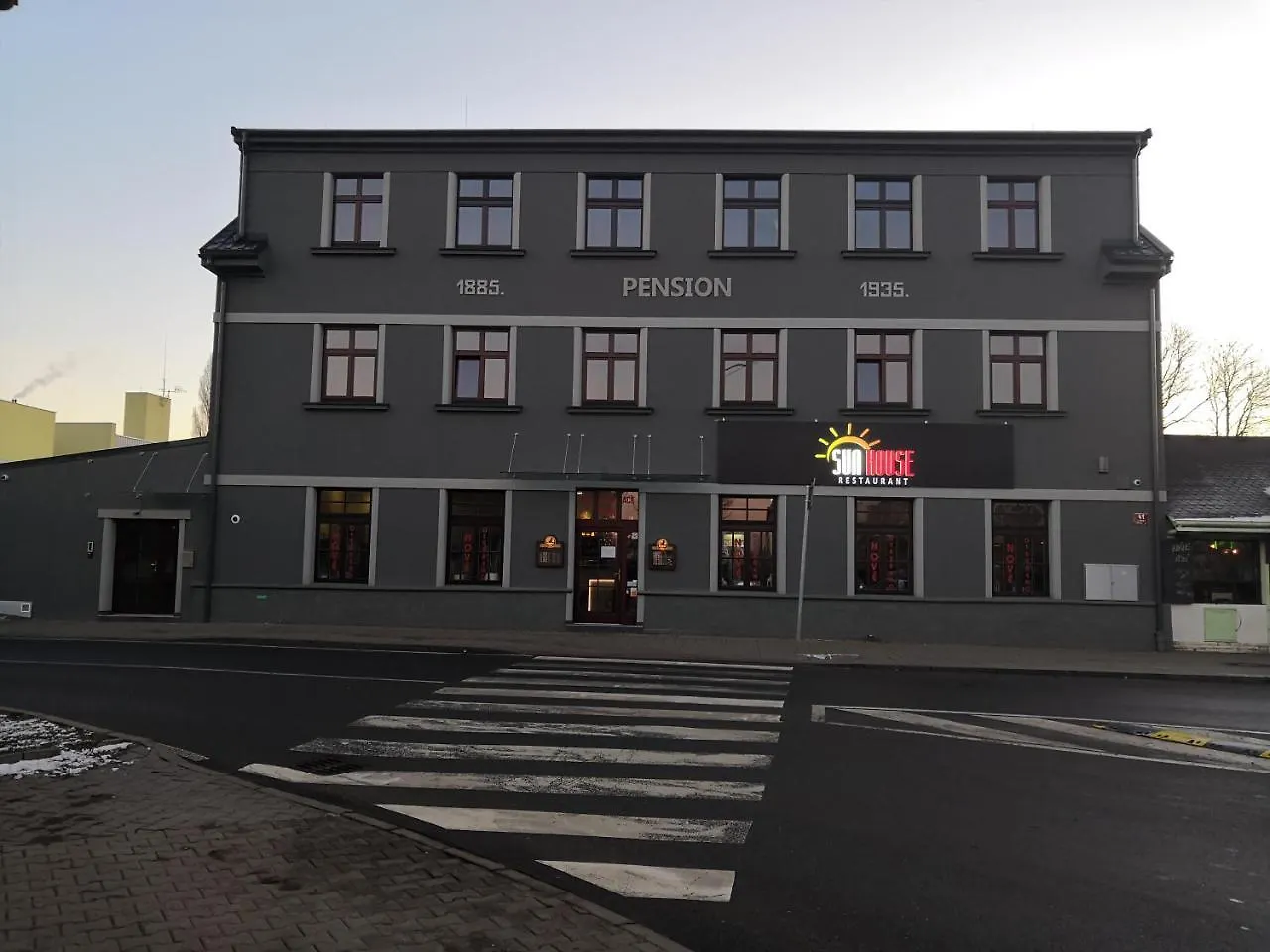 Sun-House Pension&Restaurant -Parkingfree- Praga Hotel