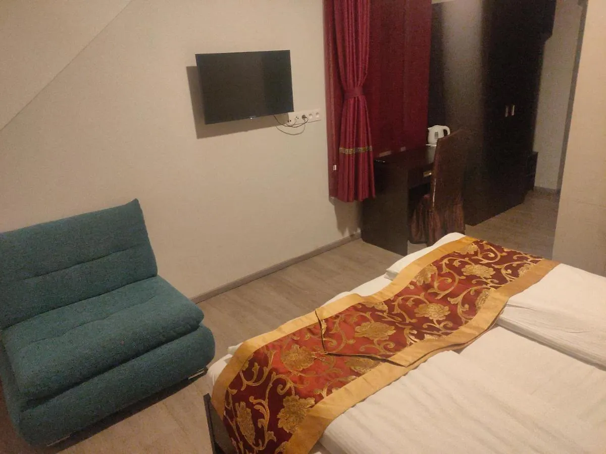 Sun-House Pension&Restaurant -Parkingfree- Prague 3*,
