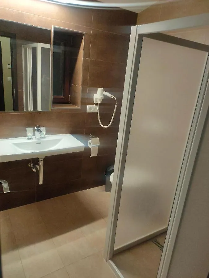 Sun-House Pension&Restaurant -Parkingfree- Prague