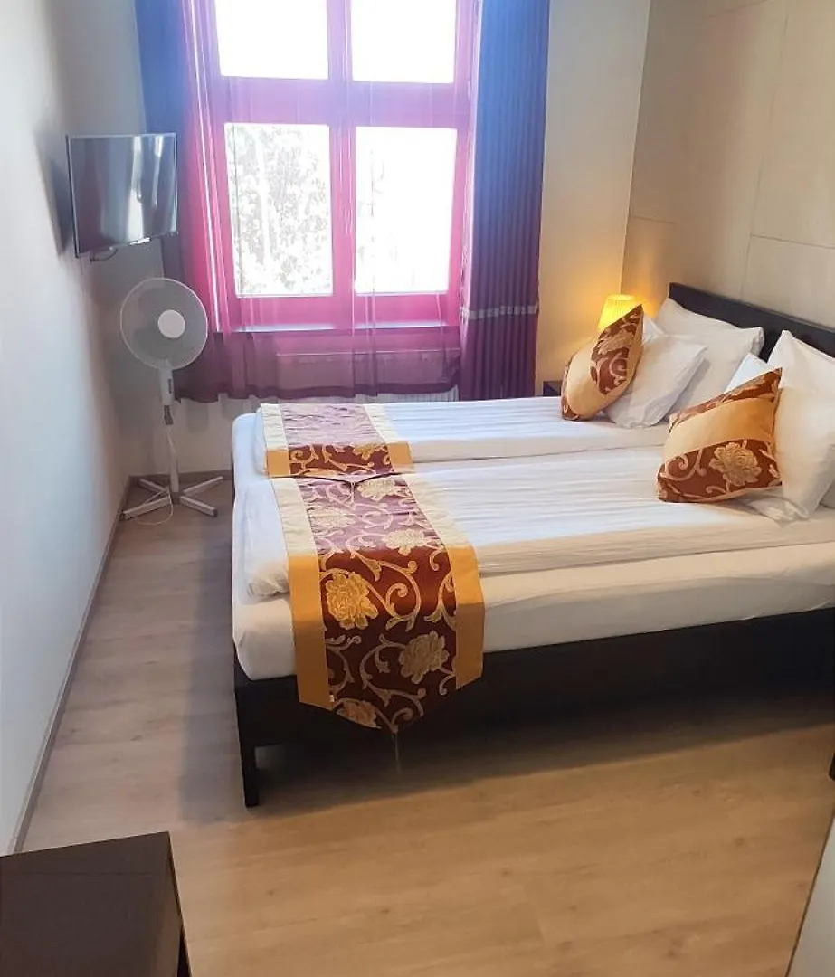 Hotel Sun-House Pension&Restaurant -Parkingfree- Prague