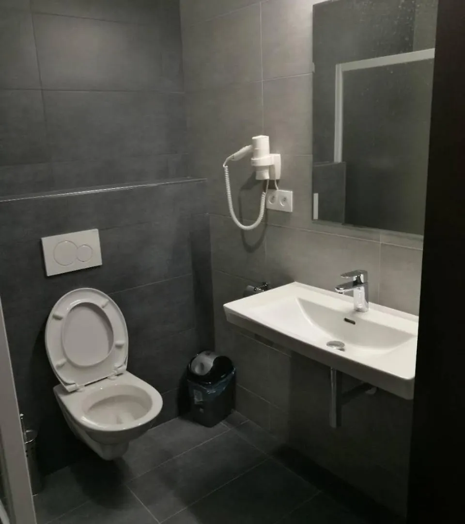 Sun-House Pension&Restaurant -Parkingfree- Prague Hotel