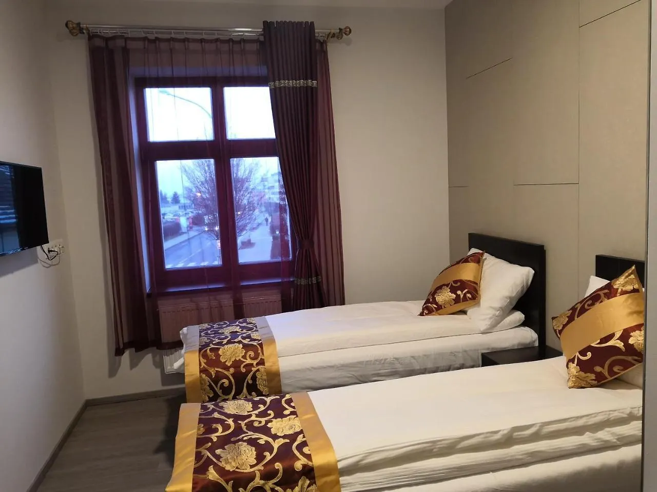 Sun-House Pension&Restaurant -Parkingfree- Prague 3*,